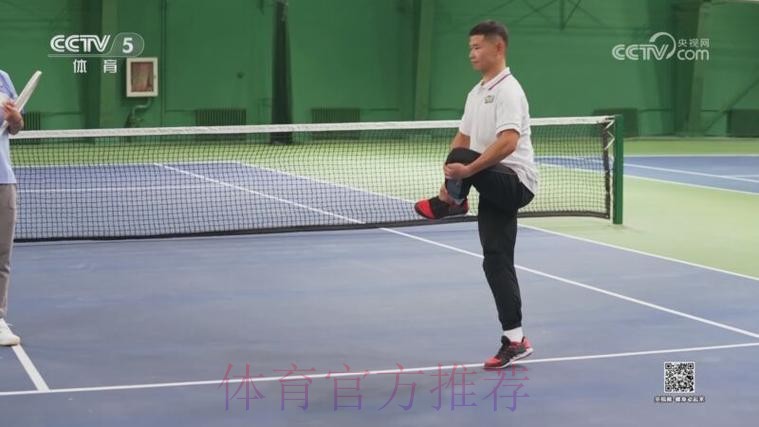 杨伟光带来打网球前的准备活动 杨伟光带来打网球前的准备活动