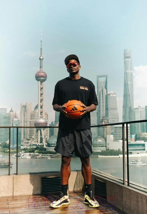 NBA Memes晒照：爱德华兹身高1米93，但在文班旁边就像1米6